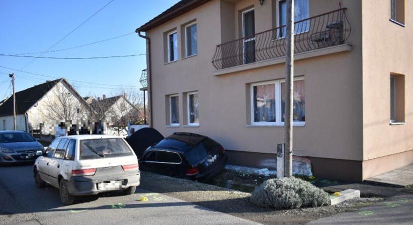 Autónak, majd házfalnak ütközött egy kocsi Bogyiszlón