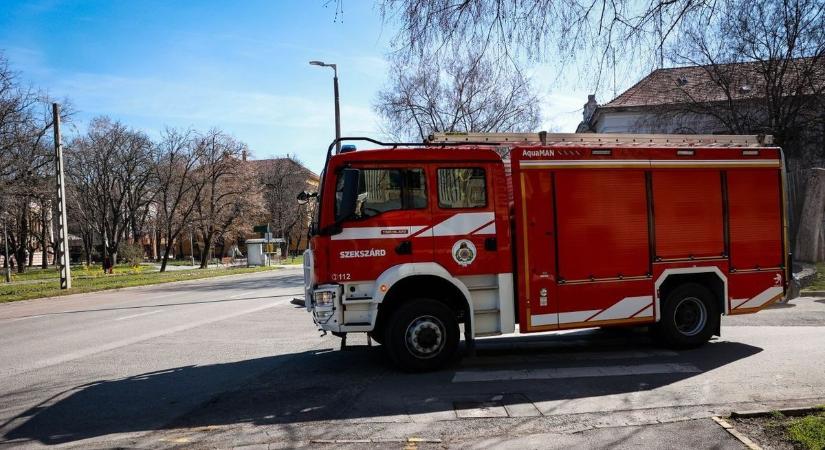 Liftbe szorult embert mentettek a tűzoltók Szekszárdon