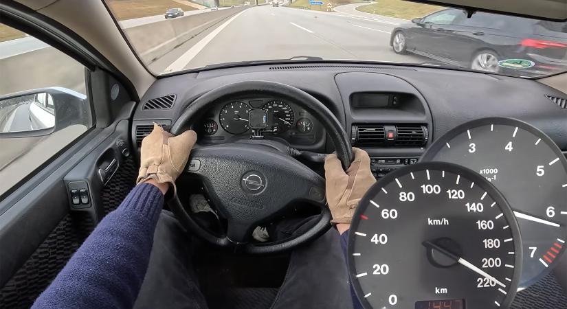 Videón, ahogy túlszárnyalja gyári végsebességét az öreg Astra a német autópályán