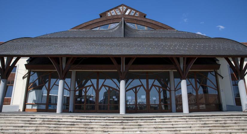 Eger újabb értékes vagyont veszít, a magyar államé lesz a Makovecz-uszoda