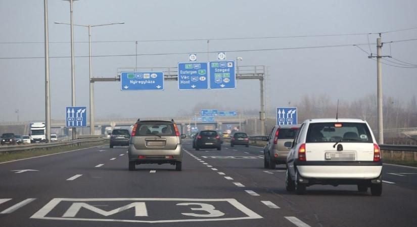 Áll a bál az M3-ason, mutatjuk, mi okozza a több kilométeres torlódást