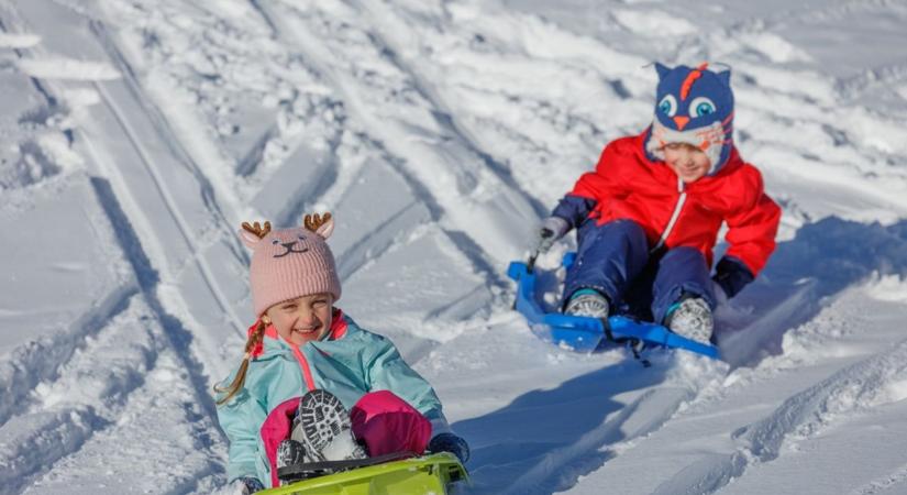 Megküzdöttek a hajnali erős széllel, de friss hóra ébredt Vásárhely hétfő reggel