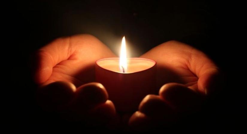 Túl sokszor kellett búcsút mondanunk 2025-ben – elhunyt magyar sztárok, akiket sosem feledünk