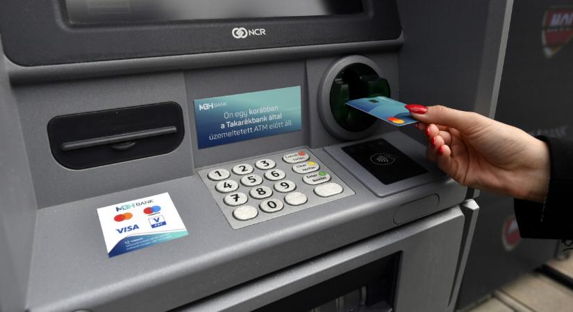 Figyelem! Így lopják el pár másodperc alatt a PIN-kódodat: óvatosan a bankautomatáknál