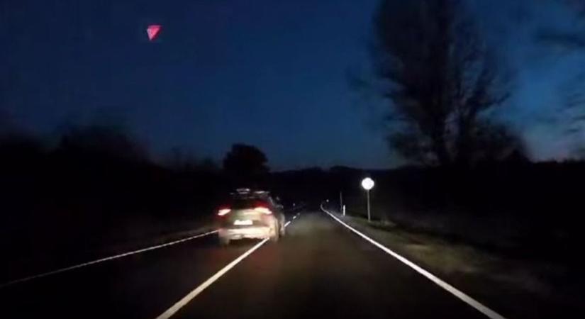 A rendőr előtt szegett szabályt a sofőr (videó)