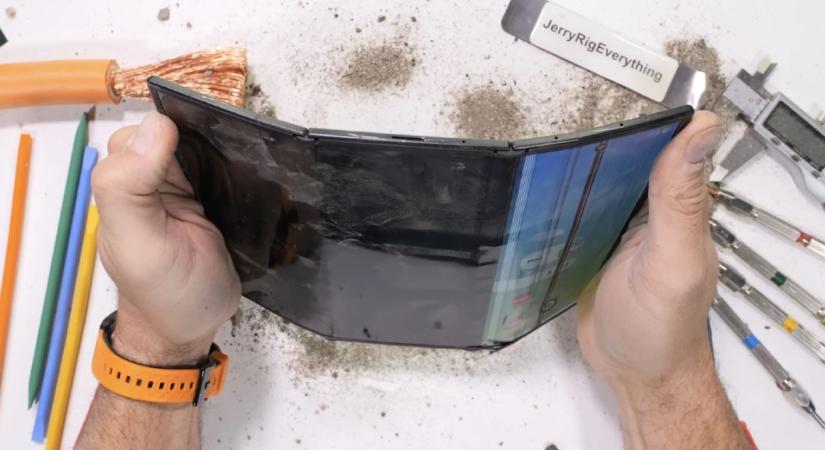 Ripityára tört a Samsung Galaxy Z Trifold a törésteszten – videó