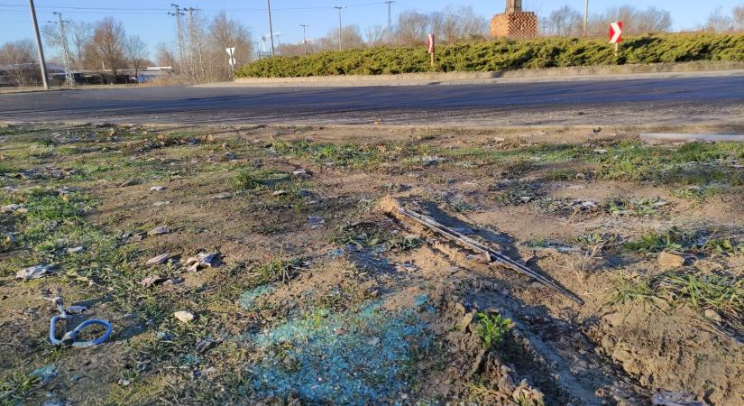 Elvitték az összetört Fiatot a laktanyai körforgalom mellől