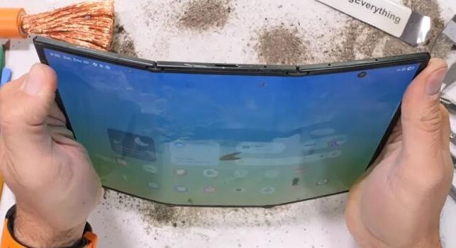 Csúnyán elhasalt a törésteszten a Samsung új, hajlítható telefonja