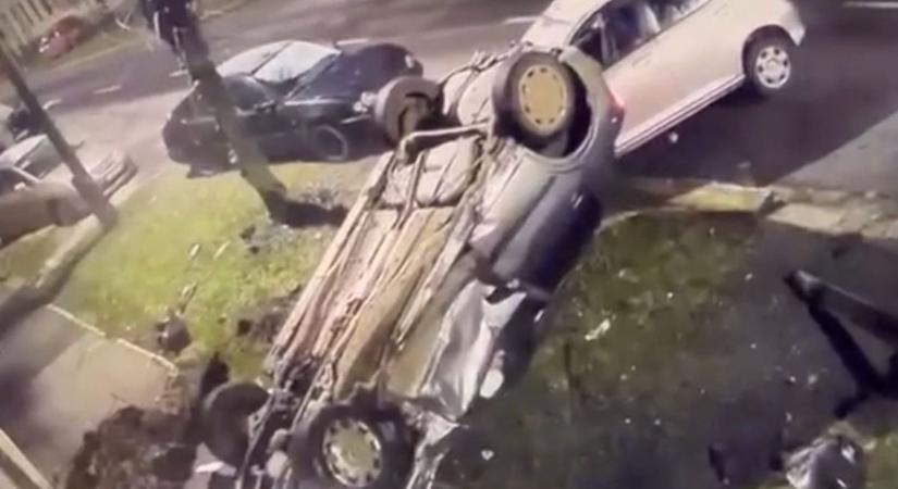 Videón, ahogy felborul, fákat és parkoló autókat tarol le egy fiatal sofőr Szombathelyen