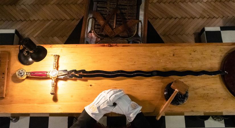 Hovatartozásuk felfedésére kötelezné a londoni rendfőnök a testületnél szolgáló szabadkőműveseket, akik erre vallási diszkrimináció miatt beperelték