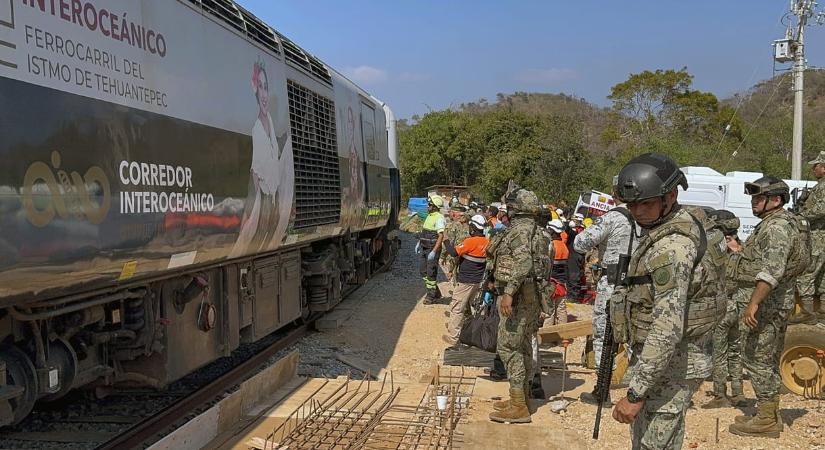 Kisiklott egy vonat Mexikóban, a közel 250 utasból legalább tizenhárman meghaltak