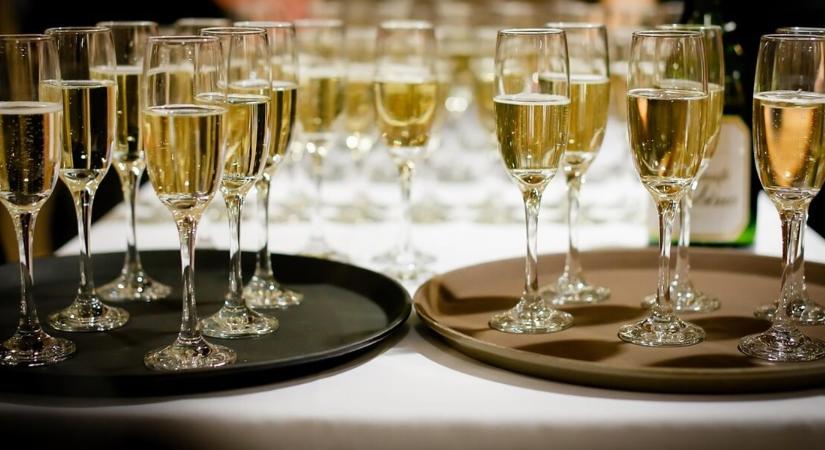 Erre való a pezsgő kupakján a piros sapka. Egész életedben rosszul ittad a pezsgőt!