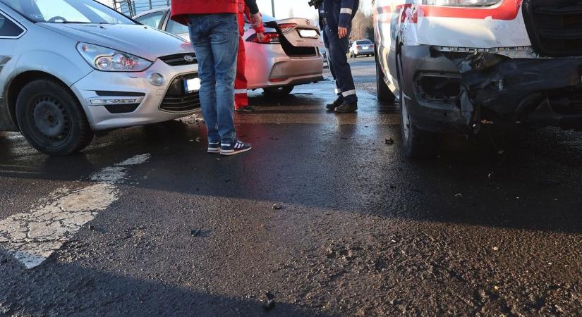 Drámai hétindítás: Hármas karambol Pécsen, a hatóságok már a helyszínen