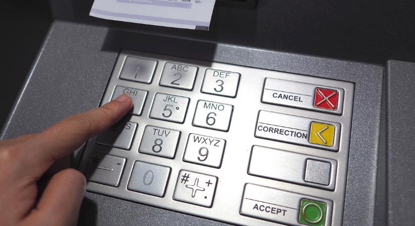 Veszélyben a bankkártyád PIN-kódja, egyre trükkösebb módszereket alkalmaznak a csalók
