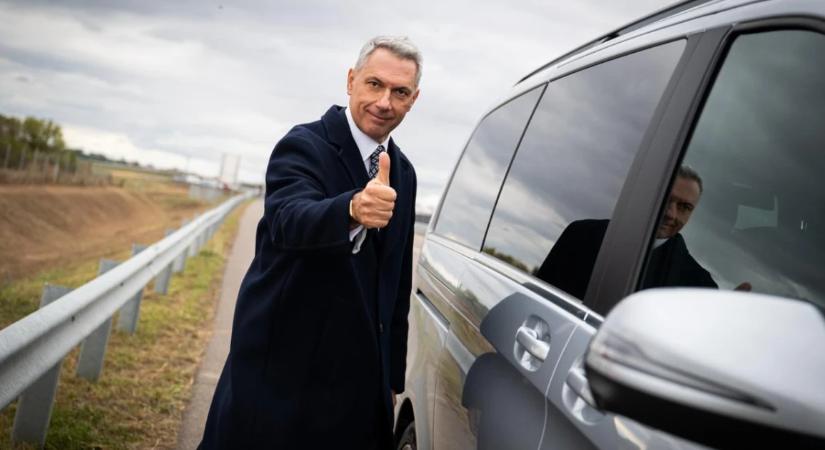 „Mint a batidai kastélynál” – felújított út vezet Lázár János 16 éves fiának parasztházához