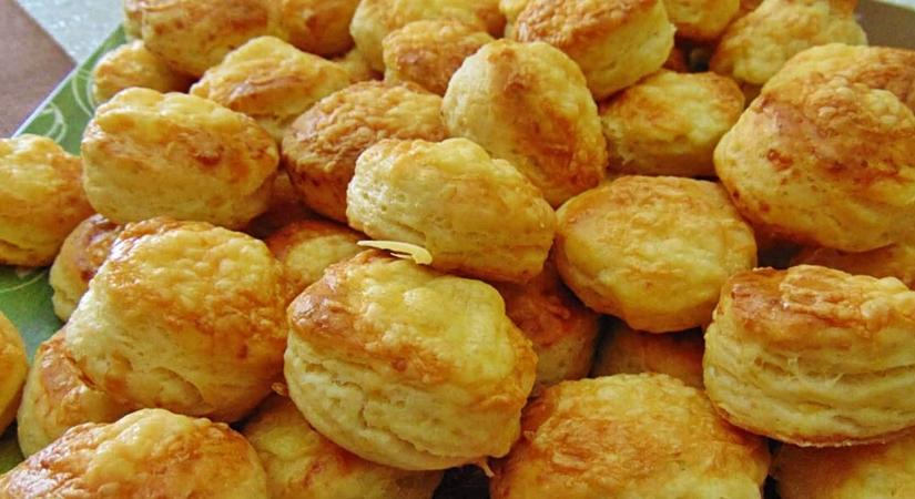 Puha, omlós sajtos pogácsa – a klasszikus recept, amit mindenki elkér
