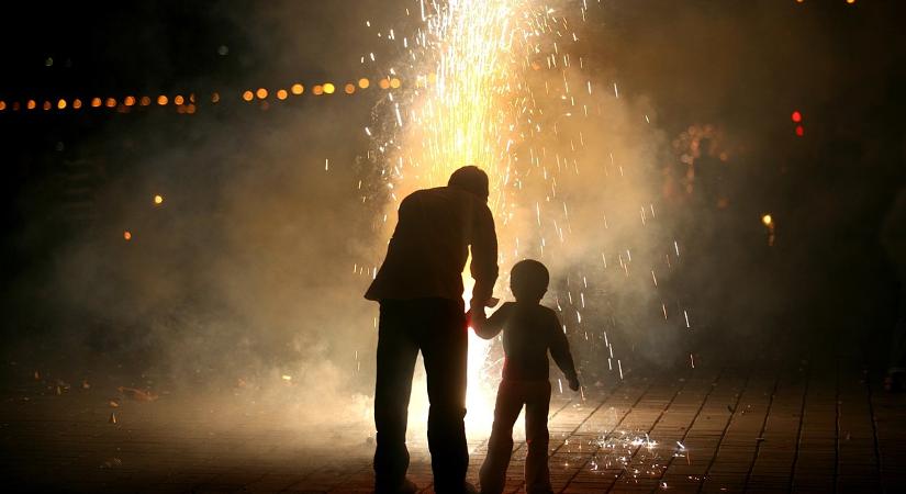Ezért gyulladnak ki minden évben erkélyek és autók szilveszterkor