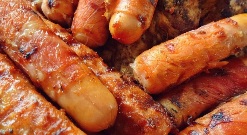 Baconbe tekert virsli, ahogy régen készítettük: egyszerű, ropogós, mindig elfogy