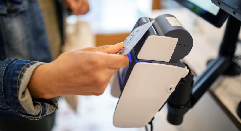 Az ellopott bankkártyával való fizetések buktatták le a kapzsi párt