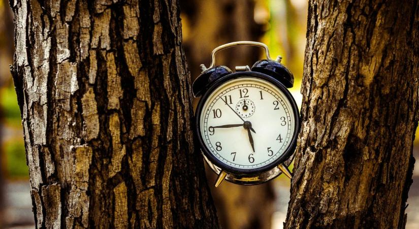 Kitiltották a mobilokat az iskolákból – és kiderült, hogy sok diák nem tudja leolvasni a faliórát