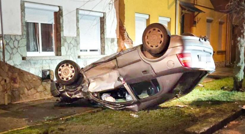 Letarolta az utcát a száguldozó 18 éves sofőr – brutális karambol a szomszéd vármegyeszékhelyen (fotó, videó)