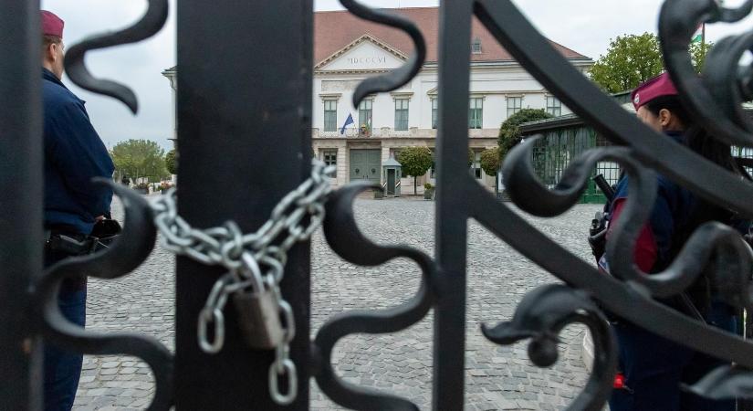 Értékes könyveket lophatott el a Sándor-palotából a TEK egyik munkatársa