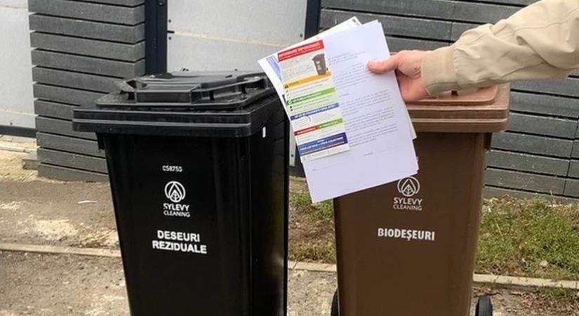Új szelektív kukákat osztanak Marosvásárhelyen – Elvileg mennyiség szerint fizetnek majd szemétszállítási díjat a lakók