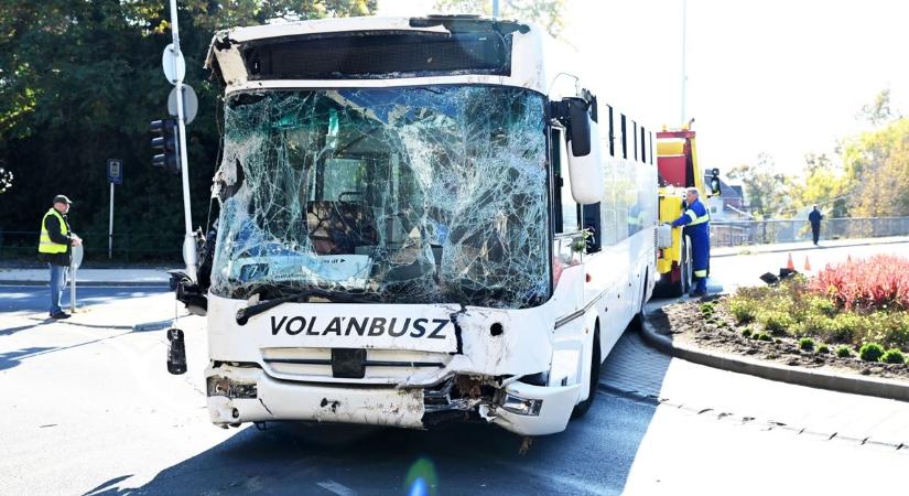 Döbbenetes buszbaleset: mentőhelikopterek is érkeztek Szolnokra – ezek voltak az októberi legek