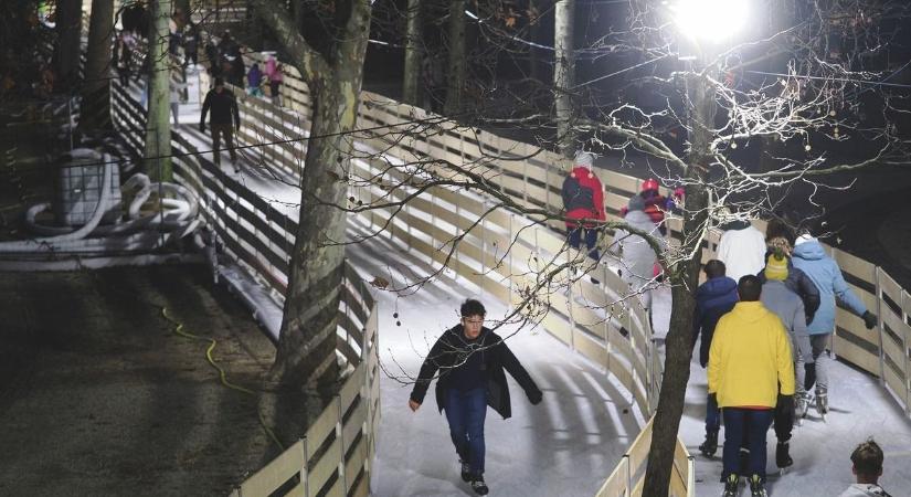 Szilveszteri buli a jégpályán bohóccal, jégszobrásszal és pörgős zenékkel