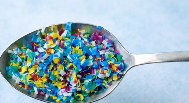 Mikroműanyagok mindenhol: hogyan kerülnek a szervezetünkbe és mennyit nyelhetünk le?