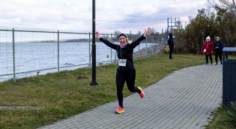 Rekordot futottak a bátrak a Balatonon