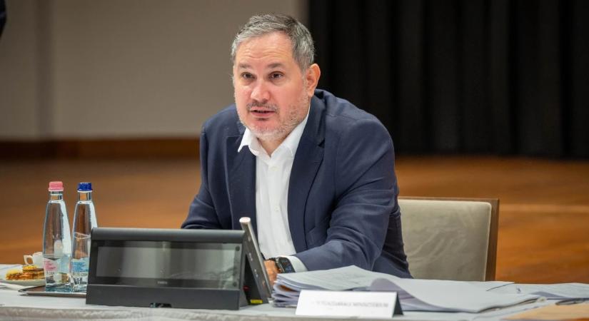 „Korrekt tájékoztatásra lenne szükség” – írta a gazdasági miniszter, majd saját grafikonjával cáfolta meg magát