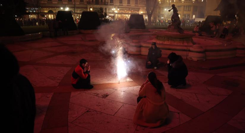 A Katasztrófavédelem kisokossal segít, hogy idén szilveszterkor kevesebb háztető, erkély vagy autó gyulladjon ki