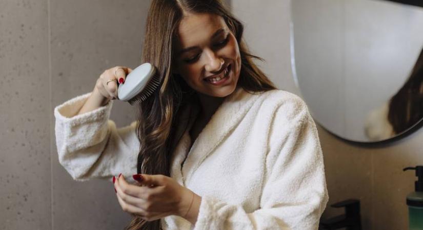 Így spórolnak a tiktokerek 30 ezret a fodrászon: csak hajkefe és hajfesték kell hozzá