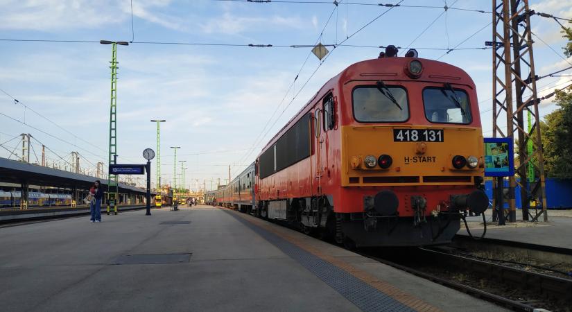 Januártól újra megnyílik a magyar vasútvonal, ahol ősszel több kocsi is kisiklott