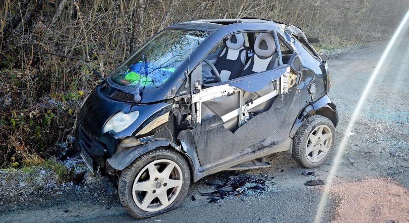 Baleset Szombathelyen: Két embert a tűzoltók szabadítottak ki egy felborult autóból - fotók