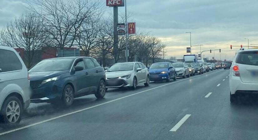 Baleset lassítja a forgalmat a Zanati úton is