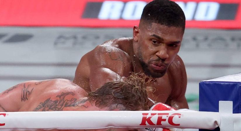Ketten meghaltak abban az autóban, amelyben Anthony Joshua is utazott