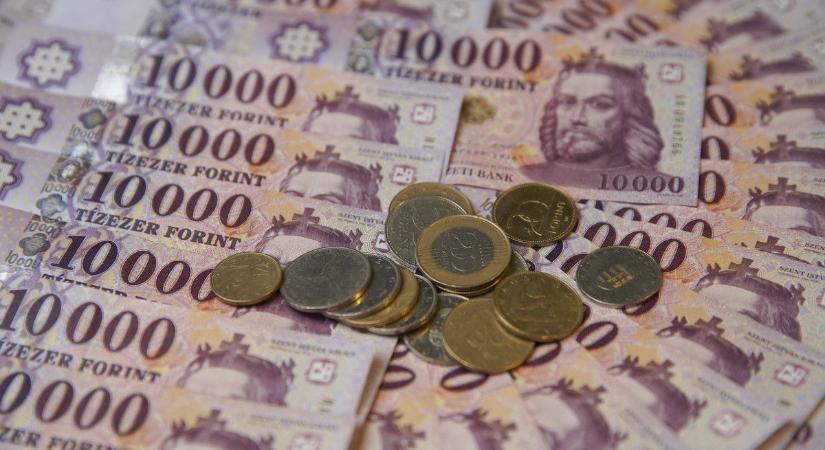 Még több mint egy hetet várni kell! Megváltozik az utalás rendje, később érkezik januárban a családi pótlék