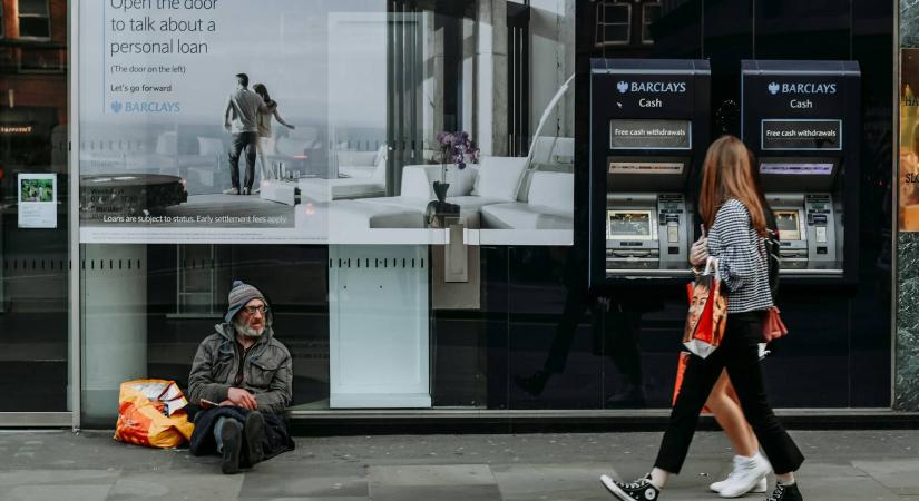 Az utcán töltötte az éjszakát egy ötcsillagos szálloda igazgatója egy hálózsákban