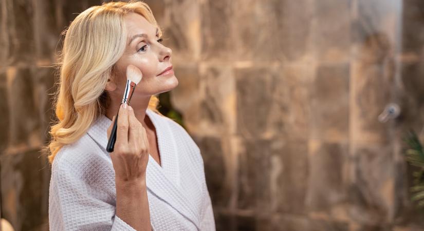 Így vidd fel az alapozót érett bőrre – profi sminkesek tippjei