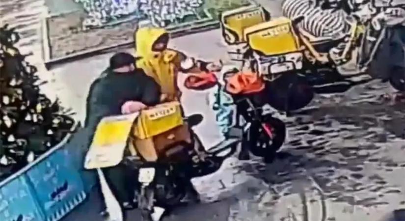 Nagyon durva, mit vett elő két robogós a csomagtartóból