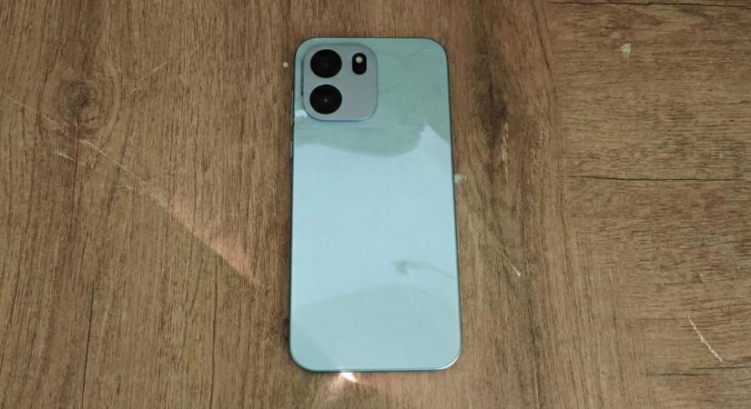 Fényképeken a 9000 mAh-s teleppel szerelt OnePlus Turbo, ami globálisan is megjelenhet