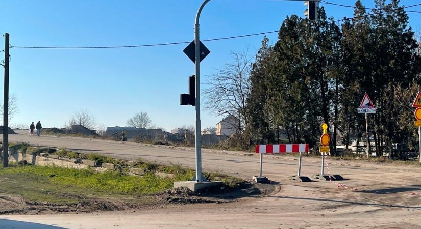 Körforgalom lesz a Majsai úton