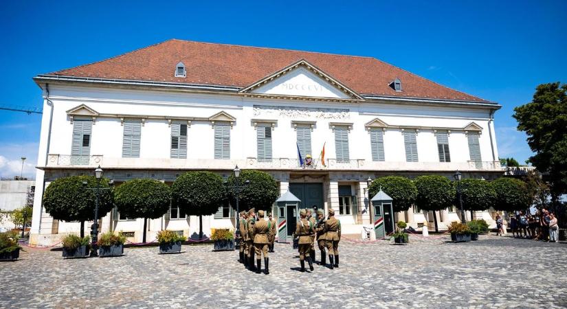 Kódexet lophatott a Sándor-palotából az a férfi, akinek az lett volna a dolga, hogy megakadályozza a lopásokat