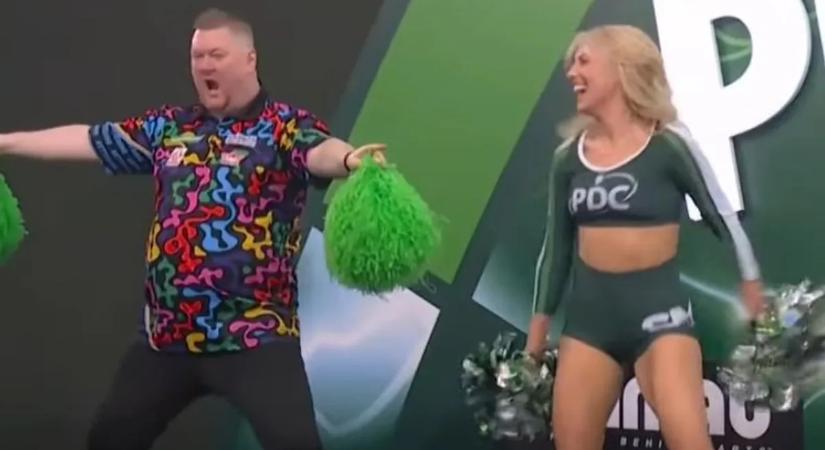 A darts-vb eddigi legjobb bevonulását láthattuk? Ricky Evans felcsapott pompomlánynak – videó