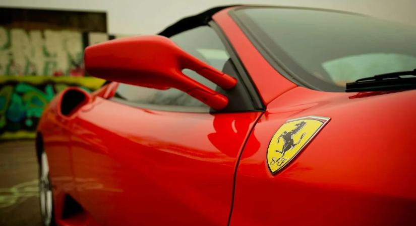 Hurrikán tette tönkre a híres magyar üzletember tűzpiros Ferrariját - videó