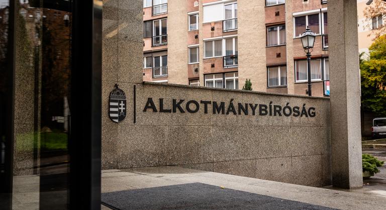 Alkotmánybíróság: pórul járt takarító, zászlóégetés, orvosi műhiba, három csapás