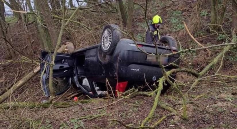 Riasztás: tetejével az árokba borult egy gépkocsi