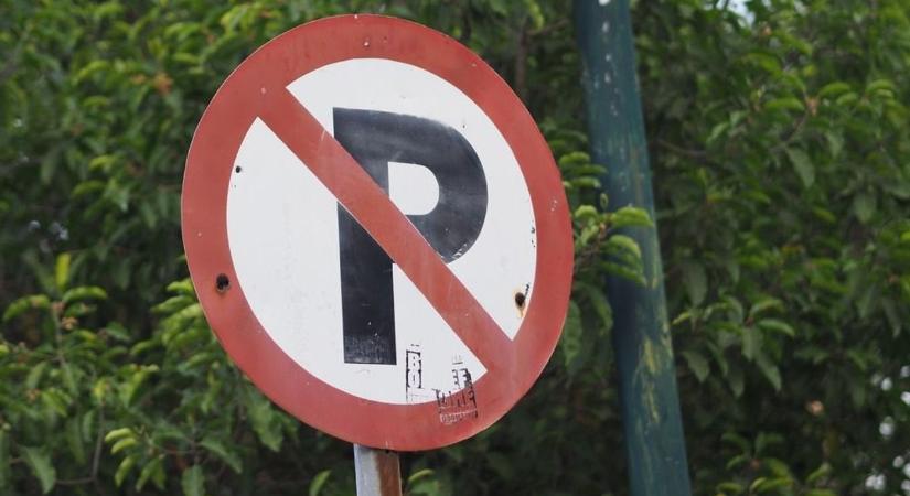 Egy „Tilos parkolni” tábla miatt robbant ki a botrány, egymásnak estek a szegediek a neten